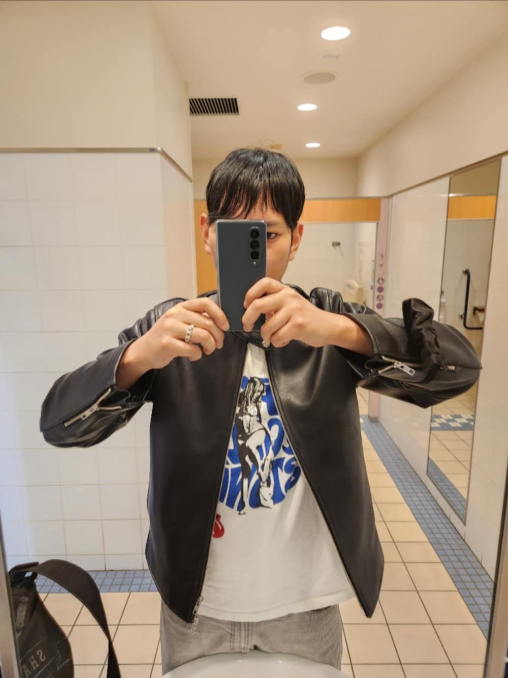 「SHIPS、ヒステリックグラマー、GU、コンバース、初夏コーデ、ラムレザーシングルライダース、STONES WOMAN Tシャツ、バレルレッグジーンズ、TREKWAVE CS HI、イオンモール、買い物」｜「SHIPSのアイテム（ライダースジャケット、ブラック系）」を使った、akkunn_akkunnさん（メンズ・180cm）の春コーディネートの2枚目の写真