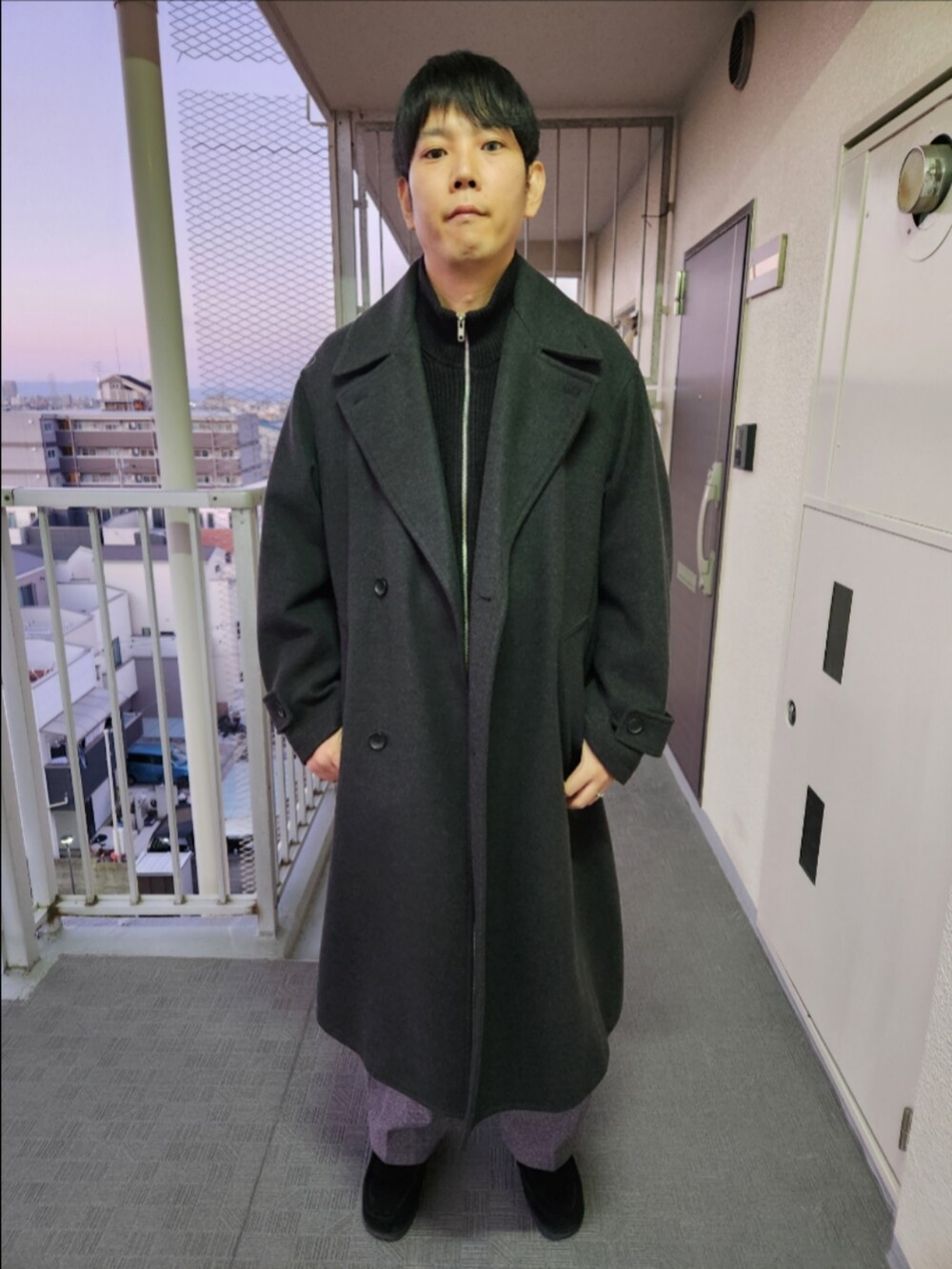 「WYM、GU、冬コーデ、WRAP COAT、ドライバーズニット、起毛バギースラックス、リアルレザーモカシンシューズ、コート、襟×ジップ、明けましておめでとうございます」｜「WYM LIDNMの【WYM LIDNM】SMOOTH MELANGE WRAP COAT（その他アウター、グレー系）」を使った、akkunn_akkunnさん（メンズ・180cm）の冬コーディネートの3枚目の写真