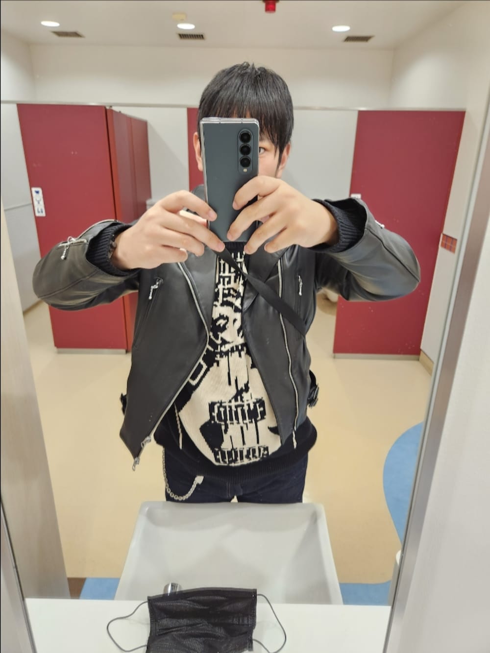 「アーバンリサーチロッソ、ヒステリックグラマー、リーバイスMade&Crafted、Y-3、重ね着ベストシーズン、秋コーデ、ロックテイスト」｜「URBAN RESEARCH ROSSOのアイテム（ライダースジャケット、ブラック系）」を使った、akkunn_akkunnさん（メンズ・180cm）の秋コーディネートの2枚目の写真
