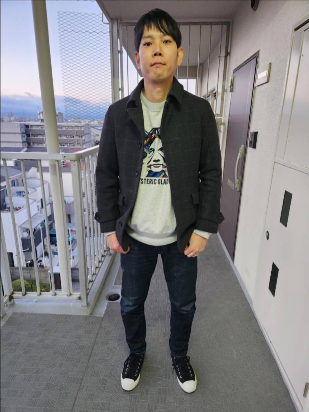 「SHIPS、ヒステリックグラマー、リーバイスMade&Crafted、コンバース、冬コーデ、シングルピーコート、SEE NO EVIL刺繍スウェット、511MADE IN JAPAN、CX-PRO SK SIDEGORE HI、結構な頻度」｜「SHIPSのアイテム（ピーコート、グレー系）」を使った、akkunn_akkunnさん（メンズ・180cm）の冬コーディネートの3枚目の写真