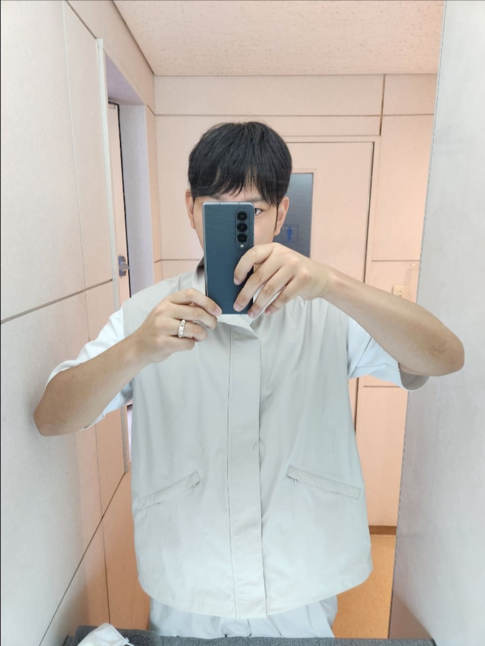 「WYM、ユニクロ、GU、夏コーデ、エアリズムコットンオーバーサイズTシャツ(５分袖)、TRACK WIDE EASY LOOSE PANTS、リアルレザースニーカー、土方一歩手前、ライトグレー、盆休み出勤お疲れさまです。、MINIMAL 2WAY TRACK ZIP BLOUSON」｜「WYM LIDNMのMINIMAL 2WAY TRACK ZIP BLOUSON（ブルゾン、グレー系）」を使った、akkunn_akkunnさん（メンズ・180cm）の夏コーディネートの2枚目の写真