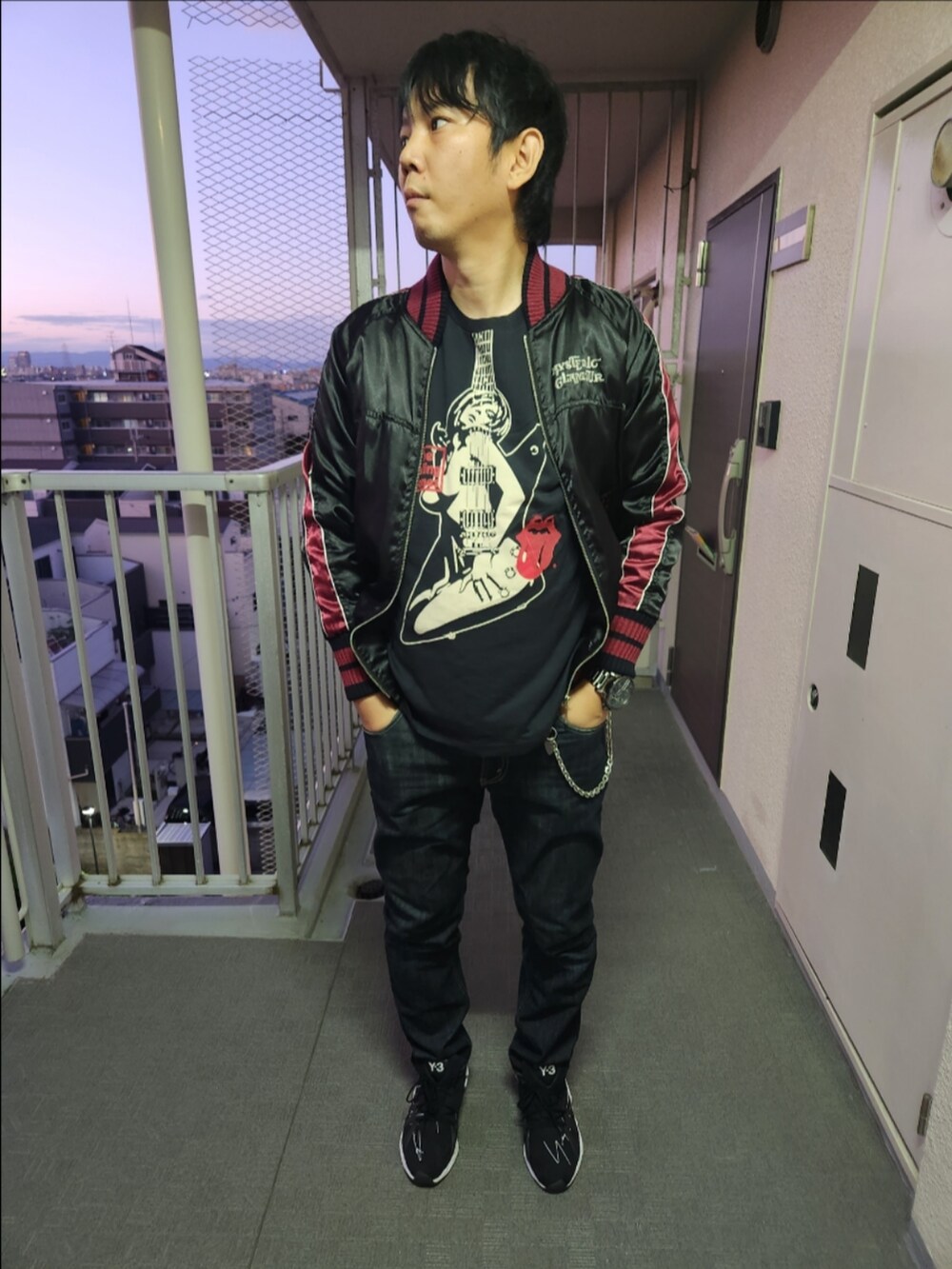「ヒステリックグラマー、リーバイス、Y-3、スカジャン、重ね着ベストシーズン、秋コーデ、赤、実家用」｜「HYSTERIC GLAMOURのアイテム（スカジャン、ブラック系）」を使った、akkunn_akkunnさん（メンズ・180cm）の秋コーディネートの2枚目の写真