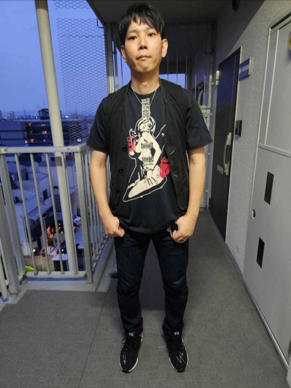 「マリテフランソワジルボー、ヒステリックグラマー、リーバイスMade&Crafted、Y-3、夏コーデ、ジレ、STONES LOVES GUITAR GIRL Tシャツ、511MADE IN JAPAN、FYW S-97、ピック型ネックレス、ウォレットチェーン、ヒステリックグラマーは憧れ」｜「MARITHE + FRANCOIS GIRBAUDのアイテム（ベスト、ブラック系）」を使った、akkunn_akkunnさん（メンズ・180cm）の春コーディネートの3枚目の写真