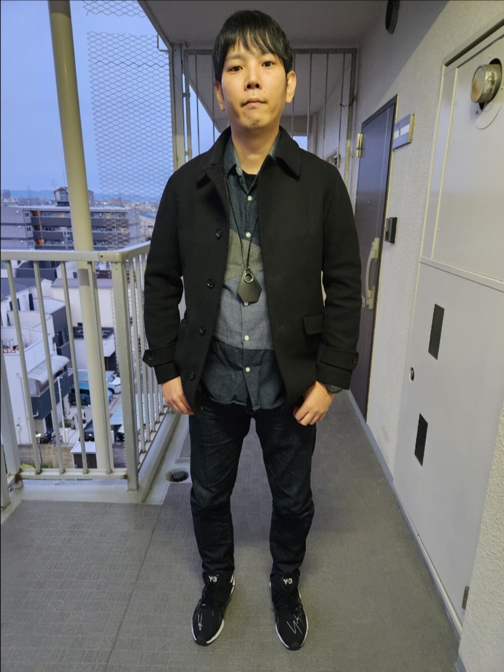 「シップス、GU、リーバイスMade&Crafted、Y-3、冬コーデ、シングルピーコート、クレイジーパターン、レザーキーネックレス」｜「SHIPSのSC: スーパー140'S 100%WOOL メルトン シングル ピーコート（ピーコート、ブラック系）」を使った、akkunn_akkunnさん（メンズ・180cm）の冬コーディネートの3枚目の写真