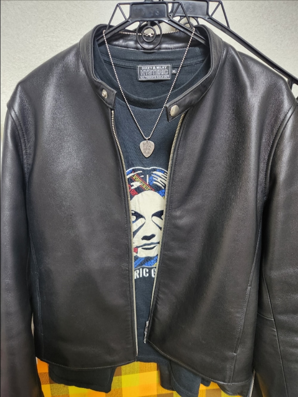 「SHIPS、ヒステリックグラマー、リーバイスMade&Crafted、コンバース、初秋コーデ、ラムレザーシングルライダース、SEE NO EVIL刺繍Tシャツ、511MADE IN JAPAN、CT70、ピック型ネックレス、ウォレットチェーン、ロックテイスト、これぞ!」|「SHIPSのSHIPS: ラムレザー シングル ライダース ジャケット(ライダースジャケット、ブラック系)」を使った、akkunn_akkunnさん(メンズ・180cm)の秋コーディネートの4枚目の写真