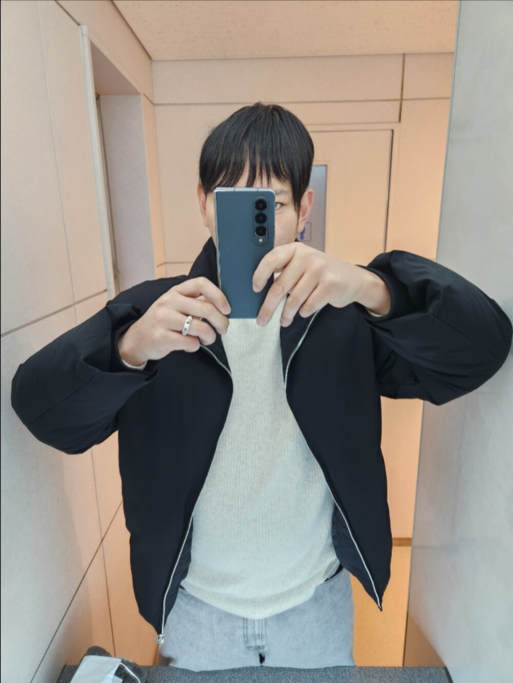 「WYM、ユニクロ、GU、コンバース、冬コーデ、HEAT FIBER PADDED JACKET、3Dスフレヤーンクルーネックセーター、バレルレッグジーンズ、TREKWAVE CS HI、難易度高い、ホワイトにグレー」｜「WYM LIDNMのMETAL ZIP MINIMAL HEAT FIBER DOWN（ダウンジャケット/コート、ブラック系）」を使った、akkunn_akkunnさん（メンズ・180cm）の冬コーディネートの2枚目の写真