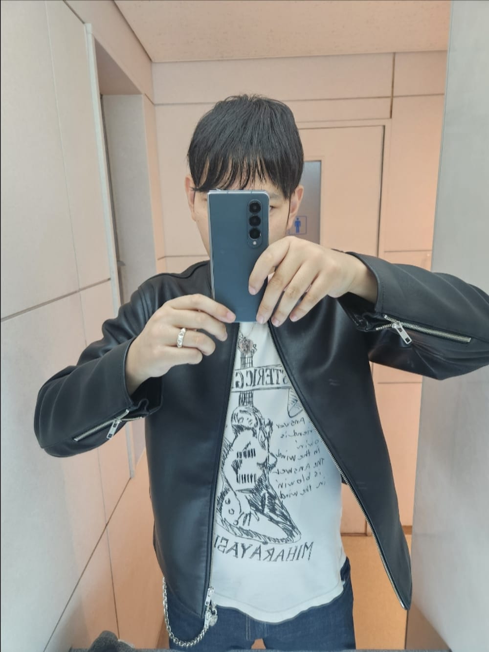 「SHIPS、ヒステリックグラマー、リーバイスMade&Crafted、コンバース、初秋コーデ、ラムレザーシングルライダース、ミハラヤスヒロT、511MADE IN JAPAN、CT70、ピック型ネックレス、ウォレットチェーン、ロックテイスト、秋っぽコーデ更新中」｜「SHIPSのSHIPS: ラムレザー シングル ライダース ジャケット（ライダースジャケット、ブラック系）」を使った、akkunn_akkunnさん（メンズ・180cm）の秋コーディネートの2枚目の写真