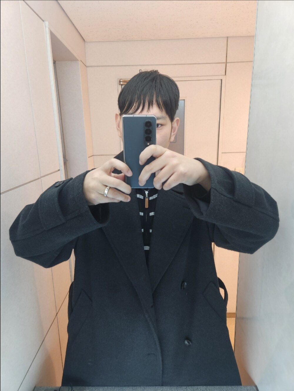「WYM、フリークスストア、GU、アディダス、冬コーデ、WRAP COAT、FOX3ラインボーダーZIPポロ、デニムバギースラックス、レキシコン」｜「WYM LIDNMの【WYM LIDNM】SMOOTH MELANGE WRAP COAT（その他アウター、グレー系）」を使った、akkunn_akkunnさん（メンズ・180cm）の春コーディネートの2枚目の写真