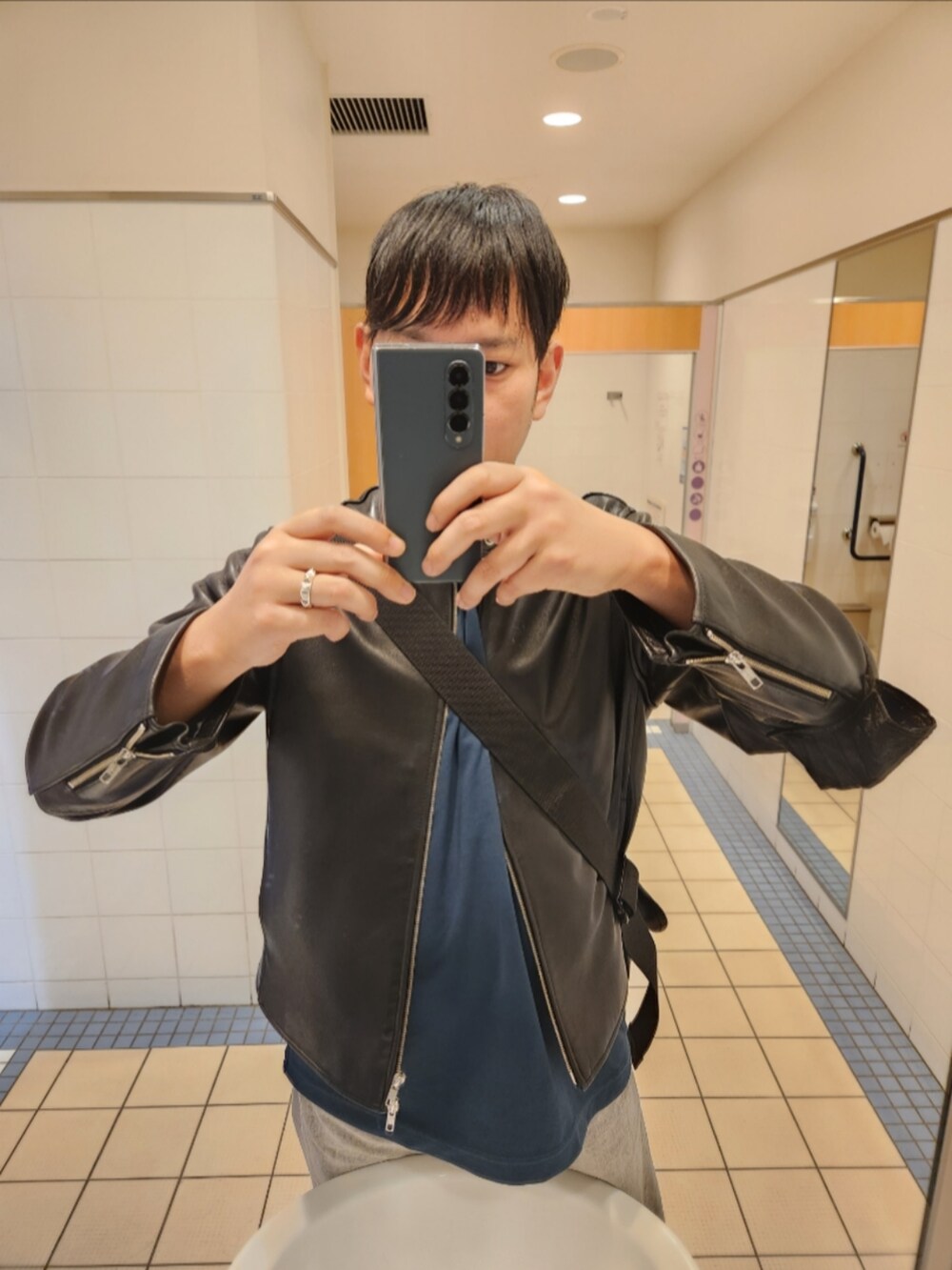 「SHIPS、ユニクロ、GU、コンバース、初夏コーデ、ラムレザーシングルライダース、エアリズムコットンオーバーサイズTシャツ(５分袖)、バレルレッグジーンズ、TREKWAVE CS HI、過去最高、血液検査、春めき満開コーデ」｜「SHIPSのSHIPS: ラムレザー シングル ライダース ジャケット（ライダースジャケット、ブラック系）」を使った、akkunn_akkunnさん（メンズ・180cm）の春コーディネートの2枚目の写真