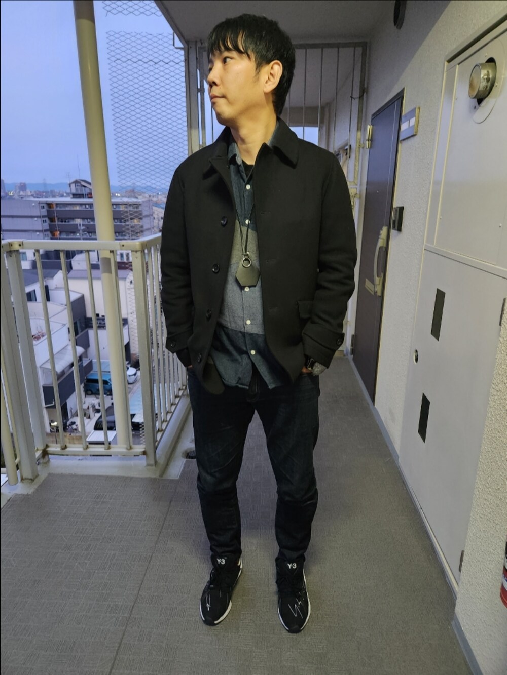 「シップス、GU、リーバイスMade&Crafted、Y-3、冬コーデ、シングルピーコート、クレイジーパターン、レザーキーネックレス」｜「SHIPSのSC: スーパー140'S 100%WOOL メルトン シングル ピーコート（ピーコート、ブラック系）」を使った、akkunn_akkunnさん（メンズ・180cm）の冬コーディネートの2枚目の写真