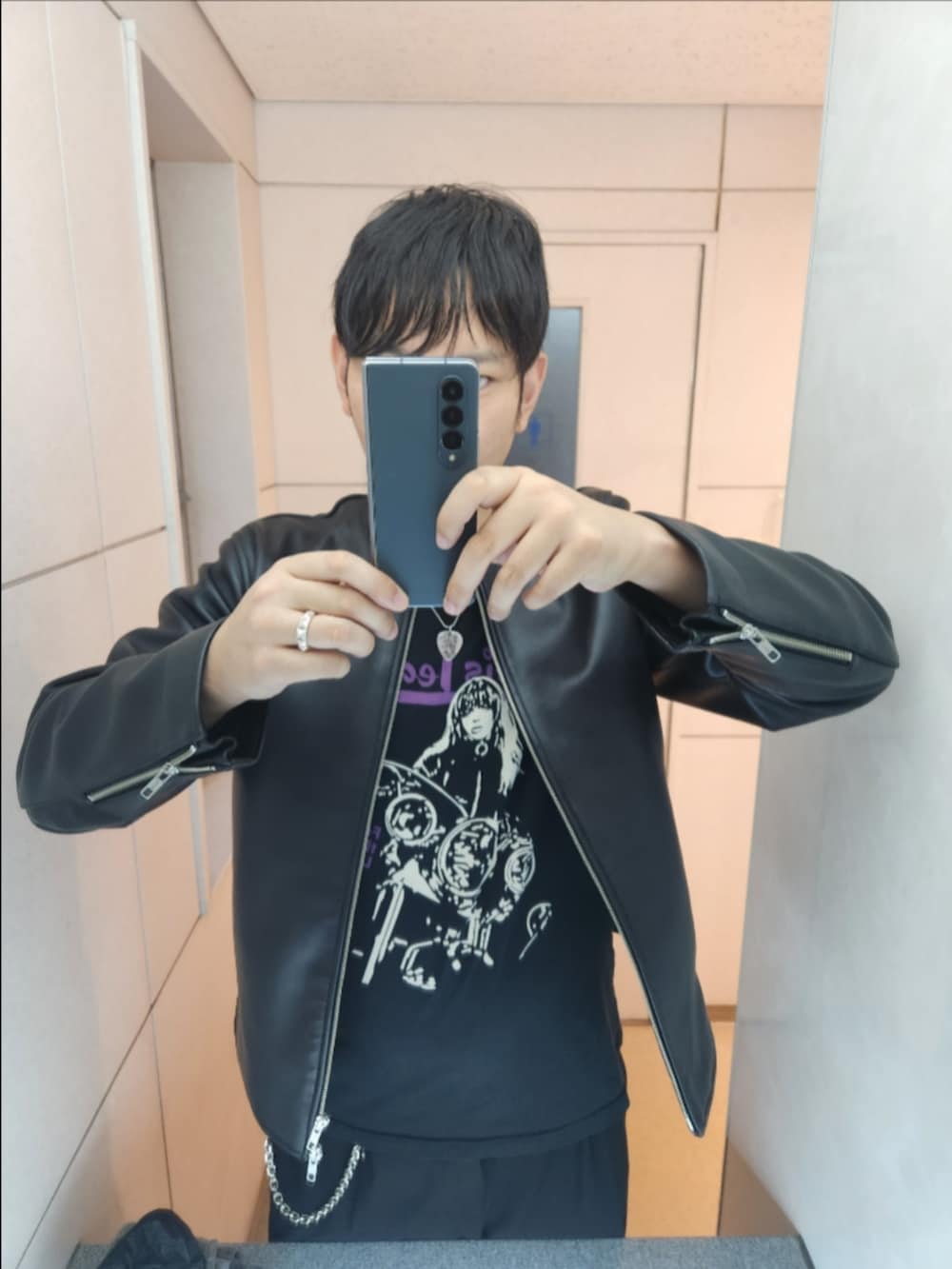 「SHIPS、ヒステリックグラマー、ユニクロ、コンバース、初秋コーデ、シングルライダース、ルイスレザーT、タックワイドパンツ、CT70、ピック型ネックレス、ウォレットチェーン、ロックテイスト？」｜「SHIPSのSHIPS: ラムレザー シングル ライダース ジャケット（ライダースジャケット、ブラック系）」を使った、akkunn_akkunnさん（メンズ・180cm）の秋コーディネートの2枚目の写真