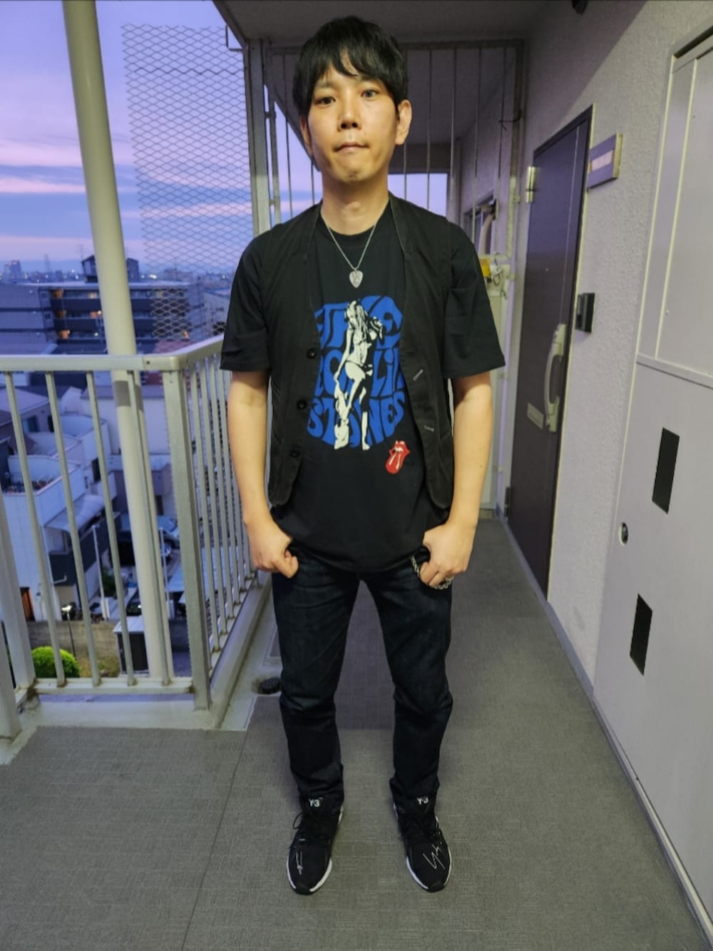 「マリテフランソワジルボー、ヒステリックグラマー、リーバイスMade&Crafted、Y-3、夏コーデ、ジレ、STONES WOMAN Tシャツ、511MADE IN JAPAN、FYW S-97、ピック型ネックレス、ウォレットチェーン、ロックテイスト、ローリングストーンズ、ずっと！」｜「MARITHE + FRANCOIS GIRBAUDのアイテム（ベスト、ブラック系）」を使った、akkunn_akkunnさん（メンズ・180cm）の春コーディネートの3枚目の写真