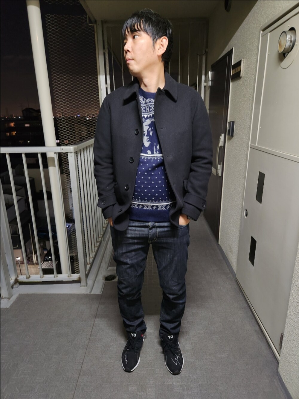「ヒステリックグラマー、リーバイス、Y-3、シングルピーコート、NORDIC WOMAN HEADニット、冬コーデ、シップス」｜「SHIPSのSC: スーパー140'S 100%WOOL メルトン シングル ピーコート（ピーコート、ブラック系）」を使った、akkunn_akkunnさん（メンズ・180cm）の冬コーディネートの2枚目の写真