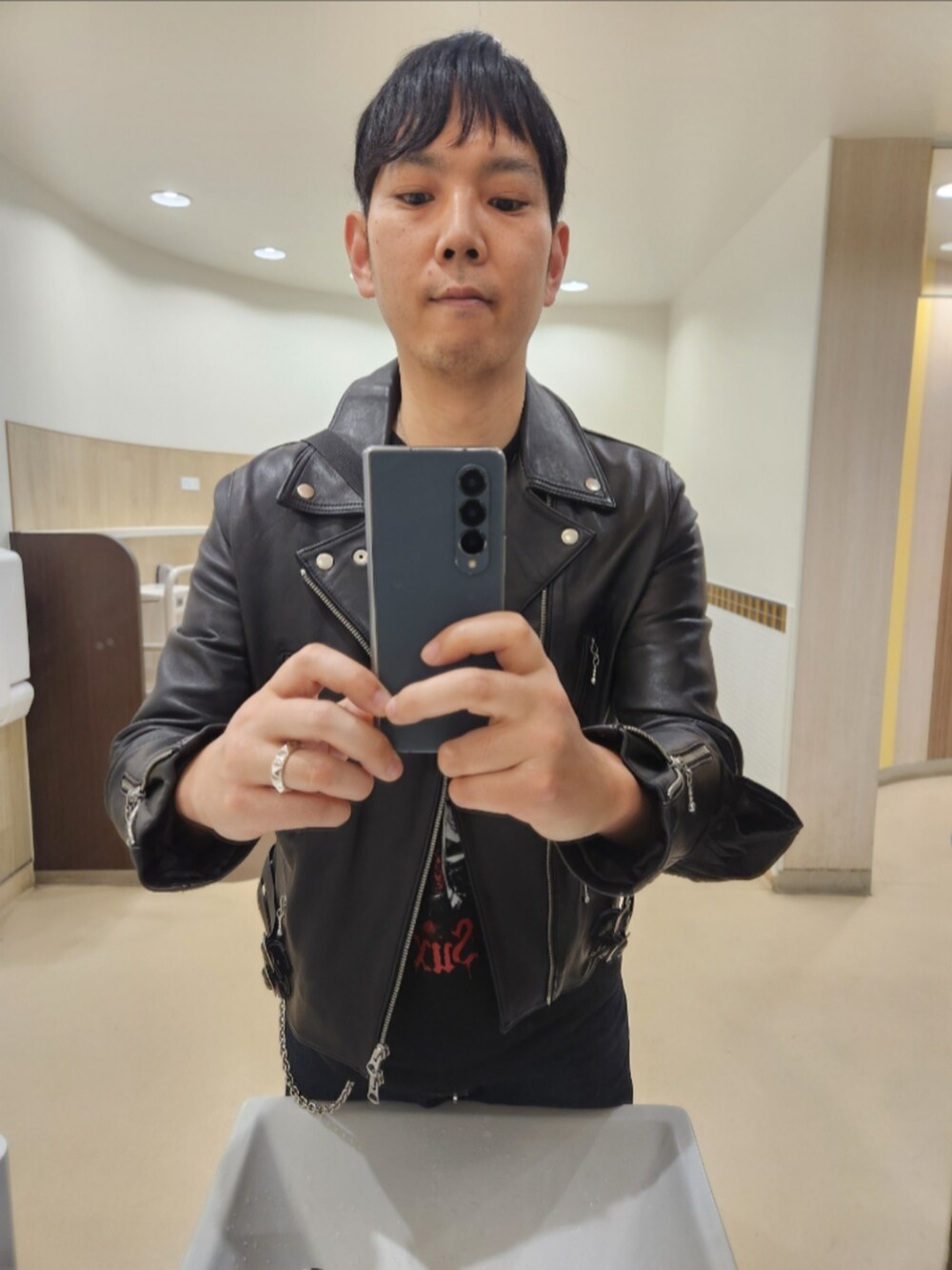 「アーバンリサーチロッソ、アヴリル・ラヴィーン、リーバイスMade&Crafted、Y-3、初夏コーデ、ダブルライダース、Love Sux バルーンTシャツ、511MADE IN JAPAN、FYW S-97、ピック型ネックレス、ウォレットチェーン、パンキッシュ、春めき満開コーデ」|「URBAN RESEARCH ROSSOのアイテム(ライダースジャケット、ブラック系)」を使った、akkunn_akkunnさん(メンズ・180cm)の春コーディネートの3枚目の写真