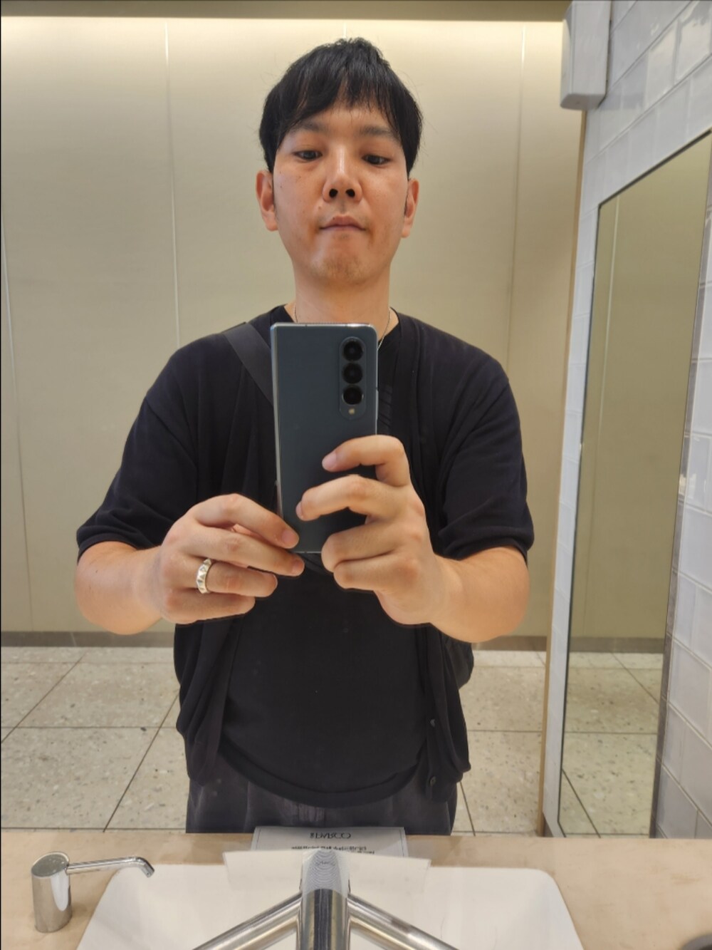 「アーバンリサーチドアーズ、ハードロックカフェ、GU、コンバース、夏コーデ、強撚5分袖カーディガン、Vinyl Logo T-shirt、デニムツータックバギースラックス、TREKWAVE CS HI、ロックテイスト？、厚底デビュー」｜「URBAN RESEARCH DOORSの【WEB限定】強撚5分袖カーディガン（カーディガン/ボレロ、ブラック系）」を使った、akkunn_akkunnさん（メンズ・180cm）の夏コーディネートの3枚目の写真