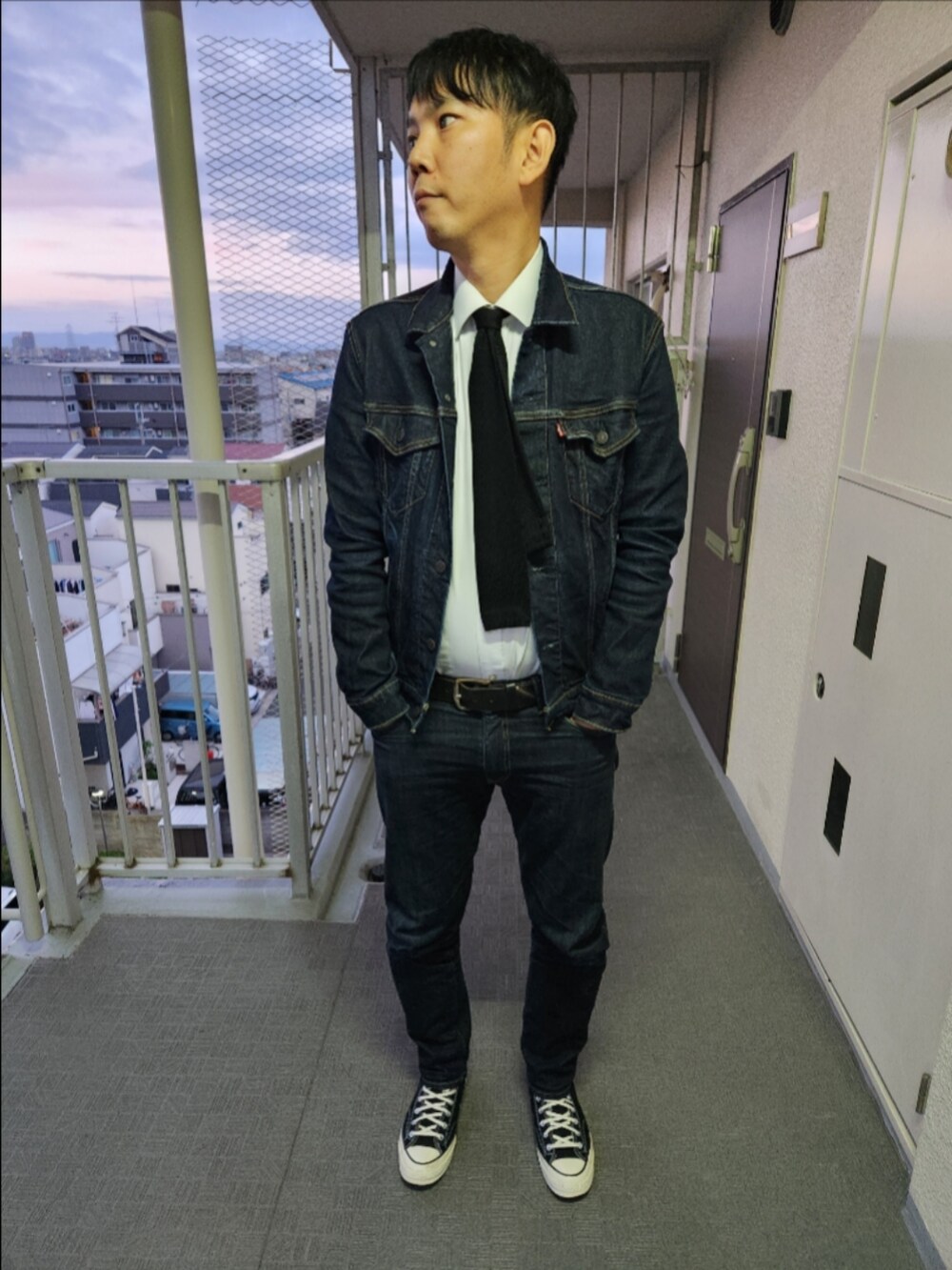 「リーバイス、シャツハウス、リーバイスMade&Crafted、コンバース、秋コーデ、Gジャン、シャツ、お父さんのニットタイ、511MADE IN JAPAN、CT70、デニムonデニム、タイドアップ、最近の気分」｜「Levi'sのアイテム（デニムジャケット、ブルー系）」を使った、akkunn_akkunnさん（メンズ・180cm）の秋コーディネートの2枚目の写真