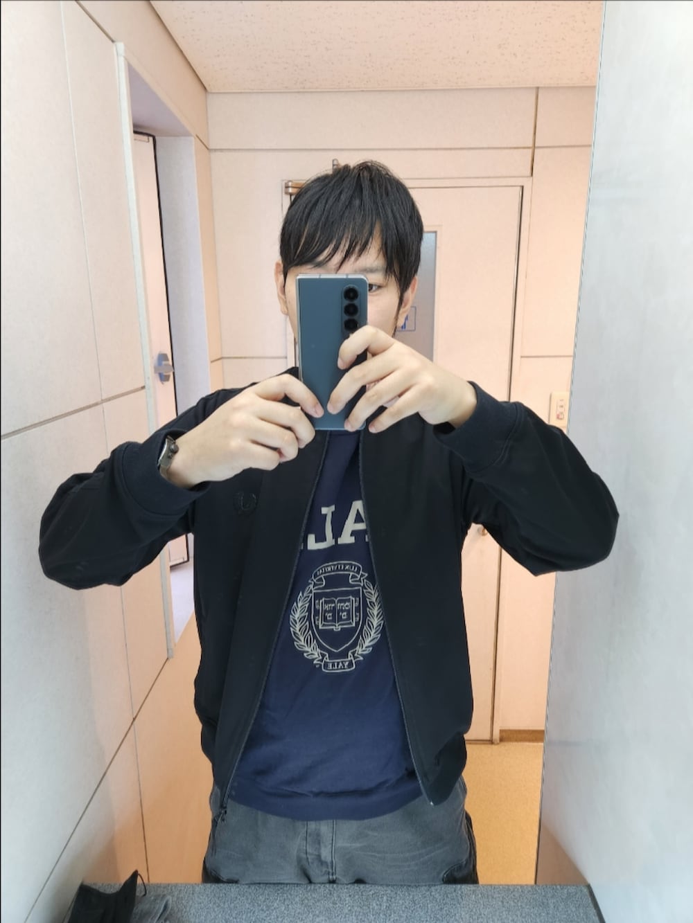 「フレッドペリー、ユニクロ、GU、コンバース、重ね着ベストシーズン、トラックジャケット、デニムスーパーワイドカーゴパンツ、秋コーデ」｜「FRED PERRYのアイテム（その他アウター、ブラック系）」を使った、akkunn_akkunnさん（メンズ・180cm）の秋コーディネートの2枚目の写真