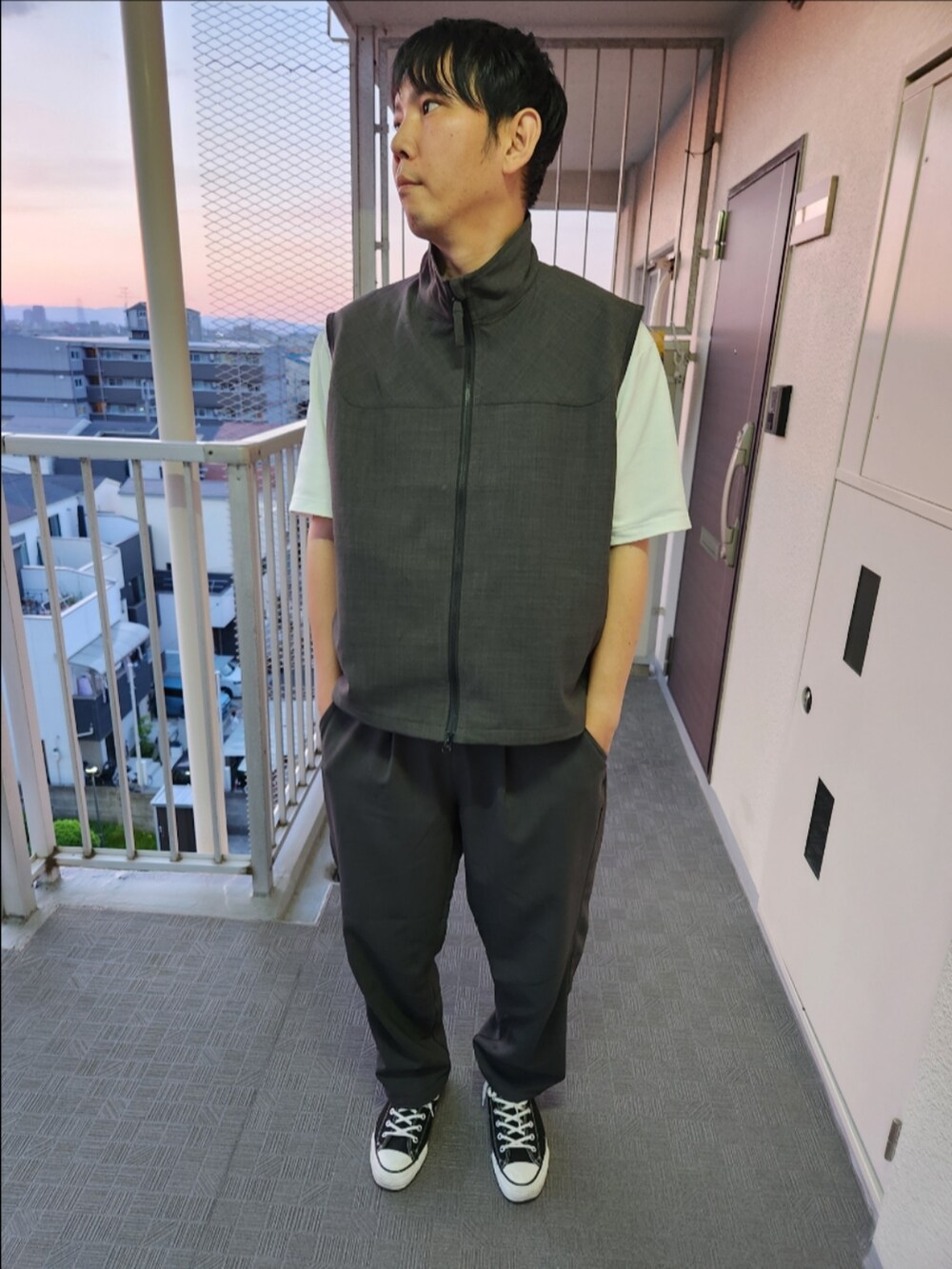 「フリークスストア、ユニクロ、コンバース、夏コーデ、初夏コーデ、LINEN LIKE VEST、エアリズムコットンオーバーサイズTシャツ(５分袖)、LINEN LIKE EASY PT、ALLSTAR J HI、セットアップ、テック系」｜「FREAK'S STOREのアイテム（ベスト、グレー系）」を使った、akkunn_akkunnさん（メンズ・180cm）の春コーディネートの2枚目の写真