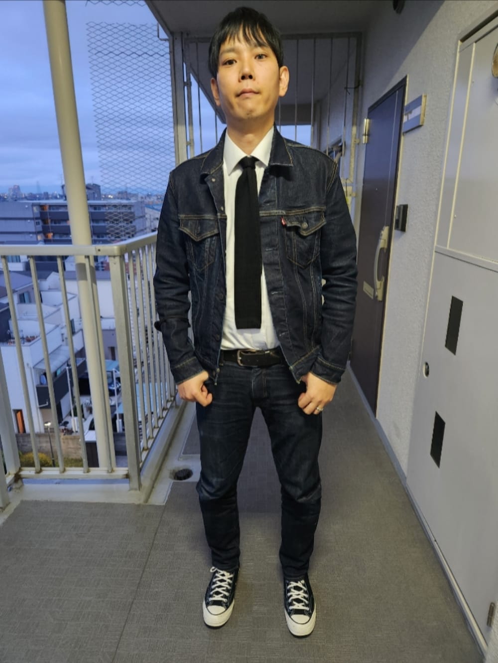 「リーバイス、シャツハウス、リーバイスMade&Crafted、コンバース、RINSE STRETCH TRUCKER、シャツ、古着、お父さんのニットタイ、511MADE IN JAPAN、CT70、デニムonデニム、シャツイン、タイドアップ、セットアップ、春めき満開コーデ」｜「Levi'sのアイテム（デニムジャケット、ブルー系）」を使った、akkunn_akkunnさん（メンズ・180cm）の春コーディネートの3枚目の写真