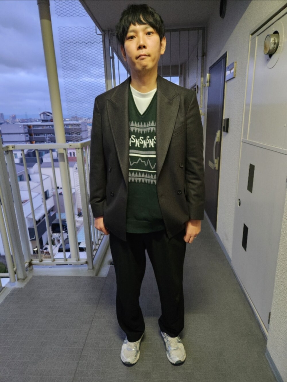ZARAのアイテム（グレー系）を使った「タックワイドパンツ」の人気