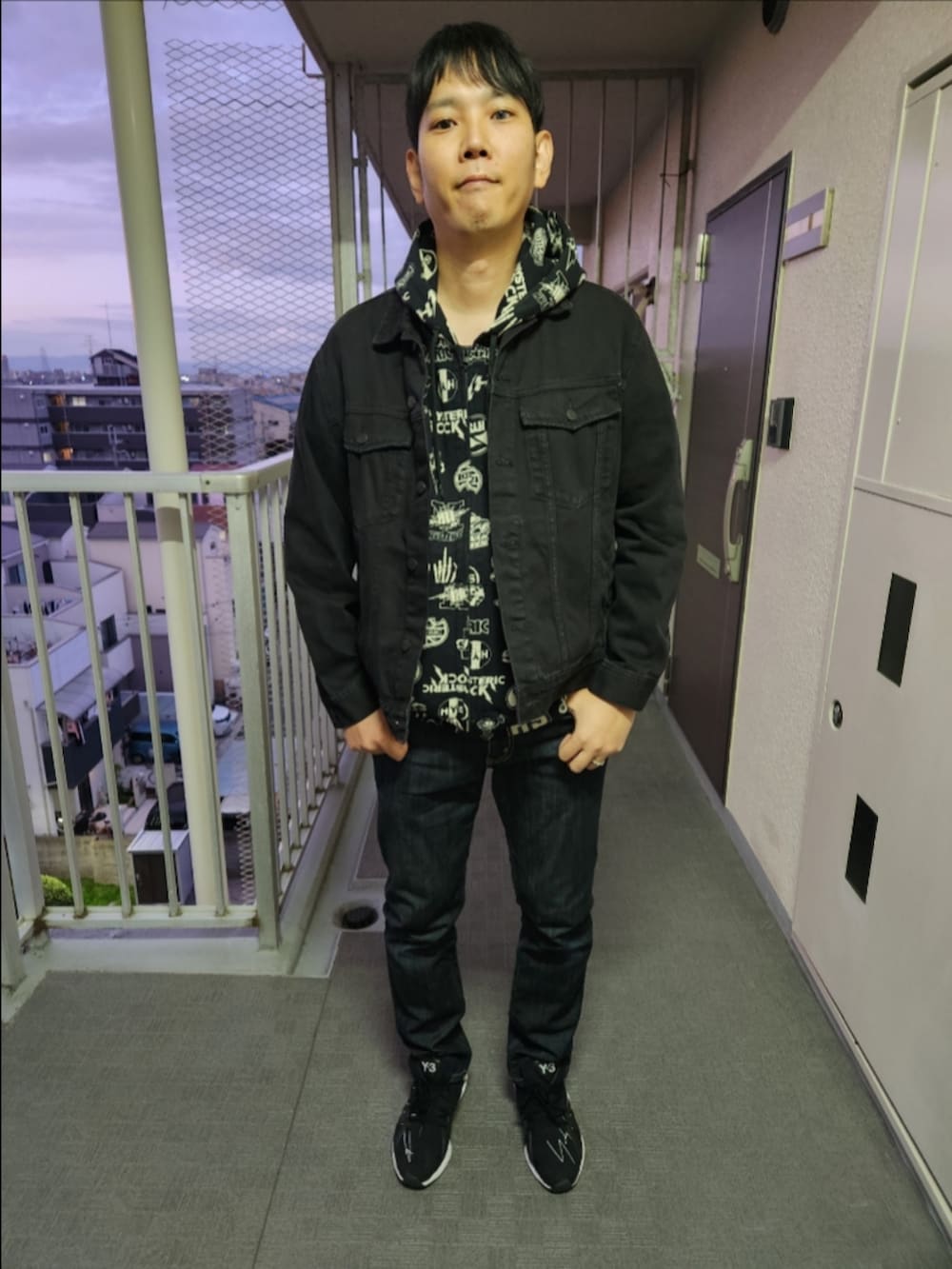 「H&M、ヒステリックグラマー、リーバイス、Y-3、秋コーデ、Gジャン、REBEL ROCK柄パーカー、511リジット、FYW S-97、柄物×シンプル」｜「H&Mのアイテム（デニムジャケット、ブラック系）」を使った、akkunn_akkunnさん（メンズ・180cm）の秋コーディネートの3枚目の写真
