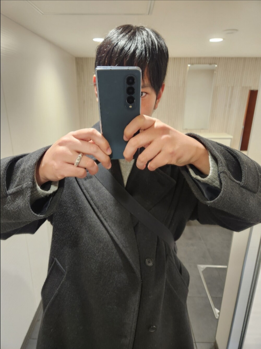 「WYM、ユニクロ、GU、冬コーデ、WRAP COAT、BULKY FINE WOOL KNIT、タックワイドパンツ、レザーダービーシューズ、コート、ニット、フォーマル」｜「WYM LIDNMの【WYM LIDNM】SMOOTH MELANGE WRAP COAT（その他アウター、グレー系）」を使った、akkunn_akkunnさん（メンズ・180cm）の冬コーディネートの2枚目の写真