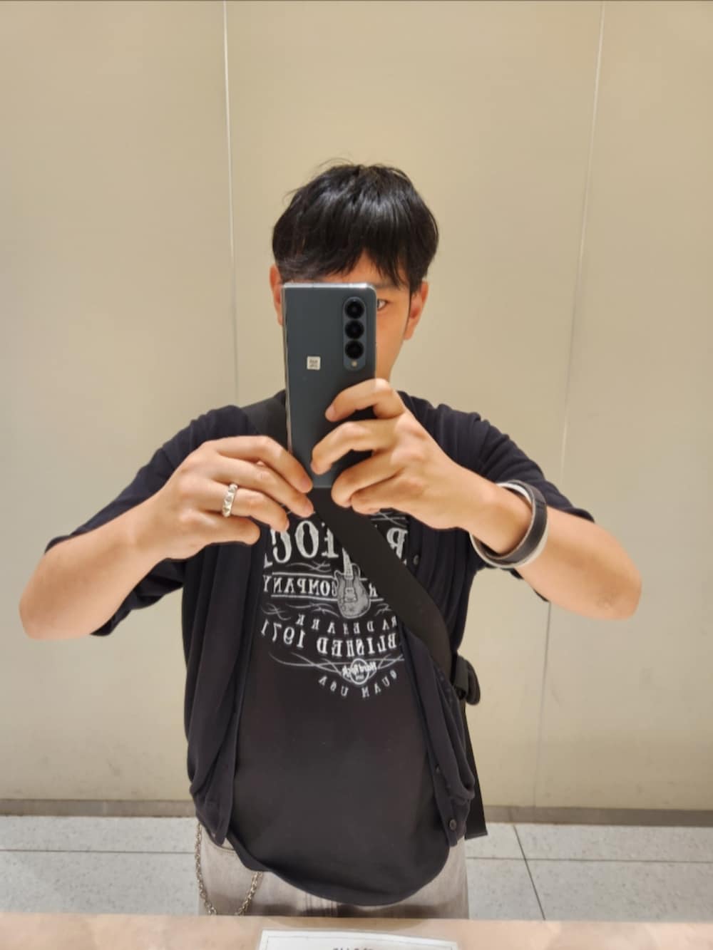 「アーバンリサーチドアーズ、ハードロックカフェ、GU、アシックス、夏コーデ、強撚5分袖カーディガン、GUITAR COMPANY T-Shirt、バレルレッグジーンズ、ゲルカヤノ14、ピック型ネックレス、ウォレットチェーン、着丈詰め完了、新作、古着」｜「URBAN RESEARCH DOORSのアイテム（カーディガン/ボレロ、ブラック系）」を使った、akkunn_akkunnさん（メンズ・180cm）の夏コーディネートの2枚目の写真