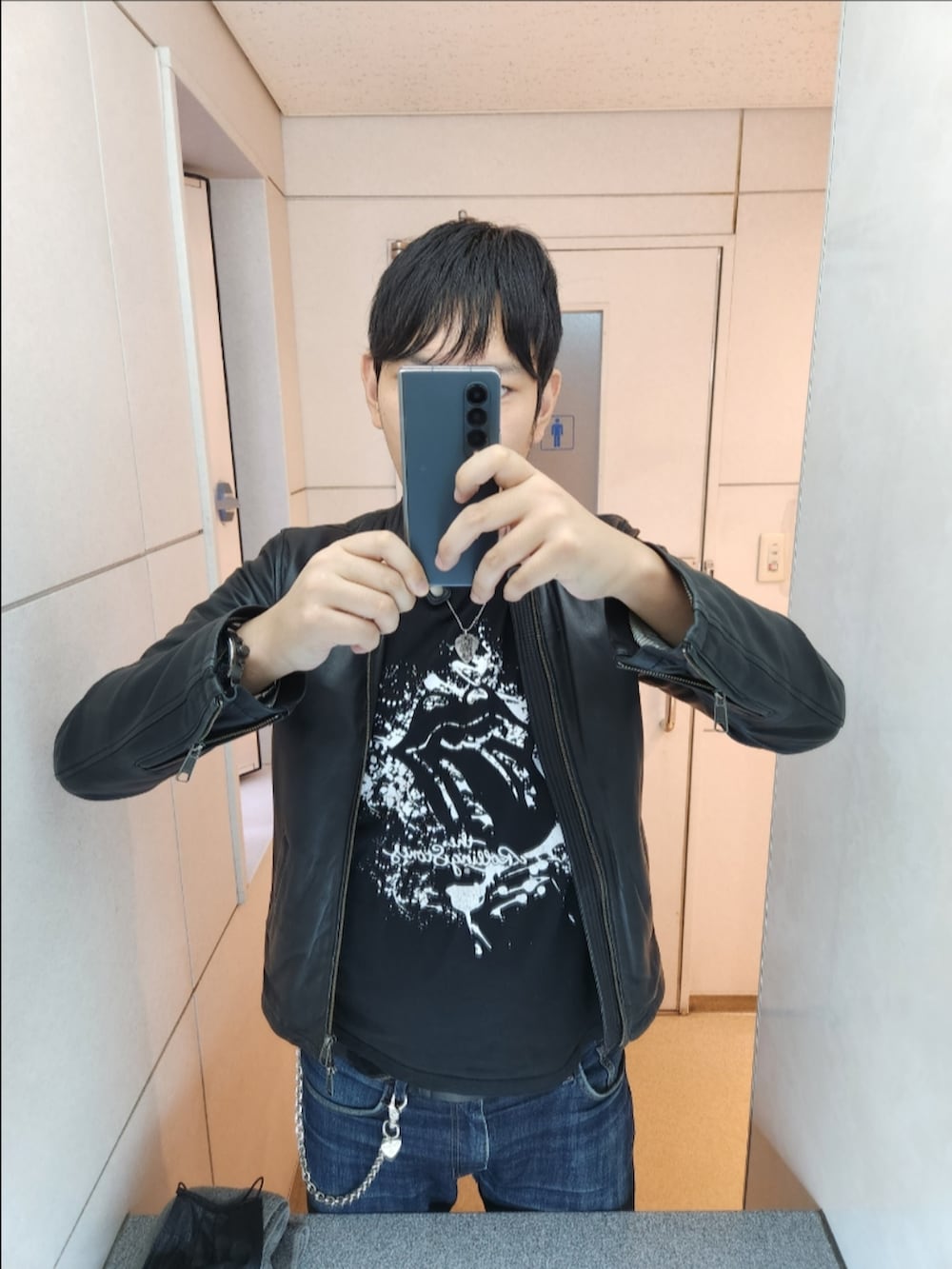 「SHIPS JET BLUE、ローリングストーンズ、リーバイスMade&Crafted、コンバース、シングルライダース、秋服まるっと大公開、秋コーデ、ロックテイスト」|「SHIPS JET BLUEのアイテム(ライダースジャケット、ブラック系)」を使った、akkunn_akkunnさん(メンズ・180cm)の秋コーディネートの2枚目の写真
