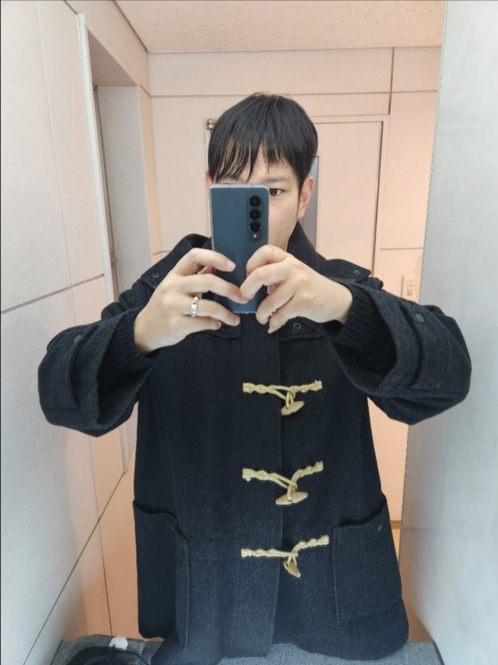 「Paul Smith、ヒステリックグラマー、GU、冬コーデ、ダッフルコート、BARBED WIRE柄セーター、起毛バギースラックス、リアルレザーモカシンシューズ、真冬のあったかスタイル、似合ってるといいな」｜「Paul Smithのアイテム（ダッフルコート、グレー系）」を使った、akkunn_akkunnさん（メンズ・180cm）の冬コーディネートの2枚目の写真