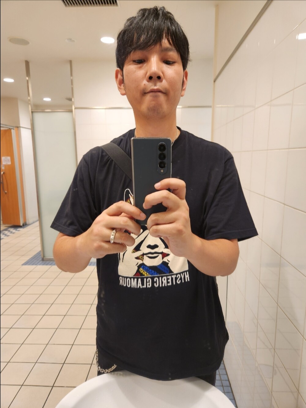 「ヒステリックグラマー、リーバイスMade&Crafted、コンバース、夏コーデ、SEE NO EVIL刺繍Tシャツ、511BLACK RINSE、ピック型ネックレス、ウォレットチェーン、ロックテイスト、刺繍、新作」｜「HYSTERIC GLAMOURのSEE NO EVIL刺繍 Tシャツ（Tシャツ/カットソー、ブラック系）」を使った、akkunn_akkunnさん（メンズ・180cm）の秋コーディネートの3枚目の写真