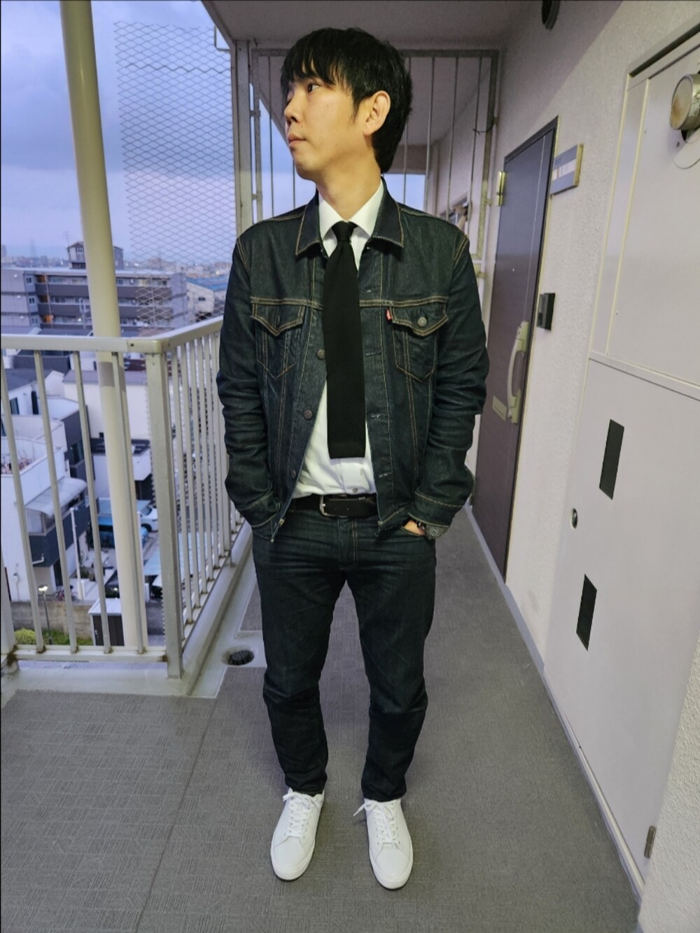 「リーバイス、シャツハウス、古着、お父さんのお下がり、ディーゼル、リーバイスMade&Crafted、GU、春コーデ、Gジャン、ニットタイ、デニムonデニム、タックイン、タイドアップ」｜「Levi'sのアイテム（デニムジャケット、ブルー系）」を使った、akkunn_akkunnさん（メンズ・180cm）の春コーディネートの2枚目の写真