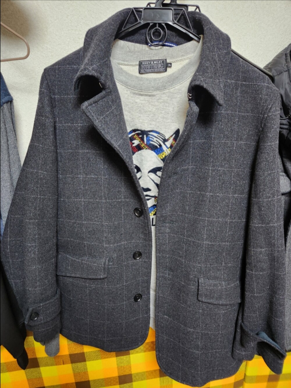 「SHIPS、ヒステリックグラマー、リーバイスMade&Crafted、コンバース、冬コーデ、シングルピーコート、SEE NO EVIL刺繍スウェット、511MADE IN JAPAN、CX-PRO SK SIDEGORE HI、結構な頻度」｜「SHIPSのアイテム（ピーコート、グレー系）」を使った、akkunn_akkunnさん（メンズ・180cm）の冬コーディネートの4枚目の写真