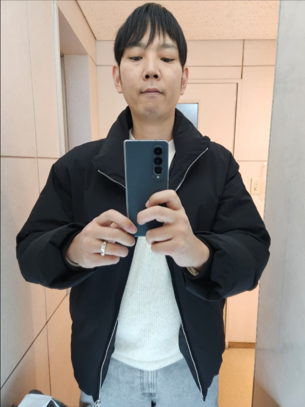 「WYM、ユニクロ、GU、コンバース、冬コーデ、HEAT FIBER PADDED JACKET、3Dスフレヤーンクルーネックセーター、バレルレッグジーンズ、TREKWAVE CS HI、難易度高い、ホワイトにグレー」｜「WYM LIDNMのMETAL ZIP MINIMAL HEAT FIBER DOWN（ダウンジャケット/コート、ブラック系）」を使った、akkunn_akkunnさん（メンズ・180cm）の冬コーディネートの3枚目の写真