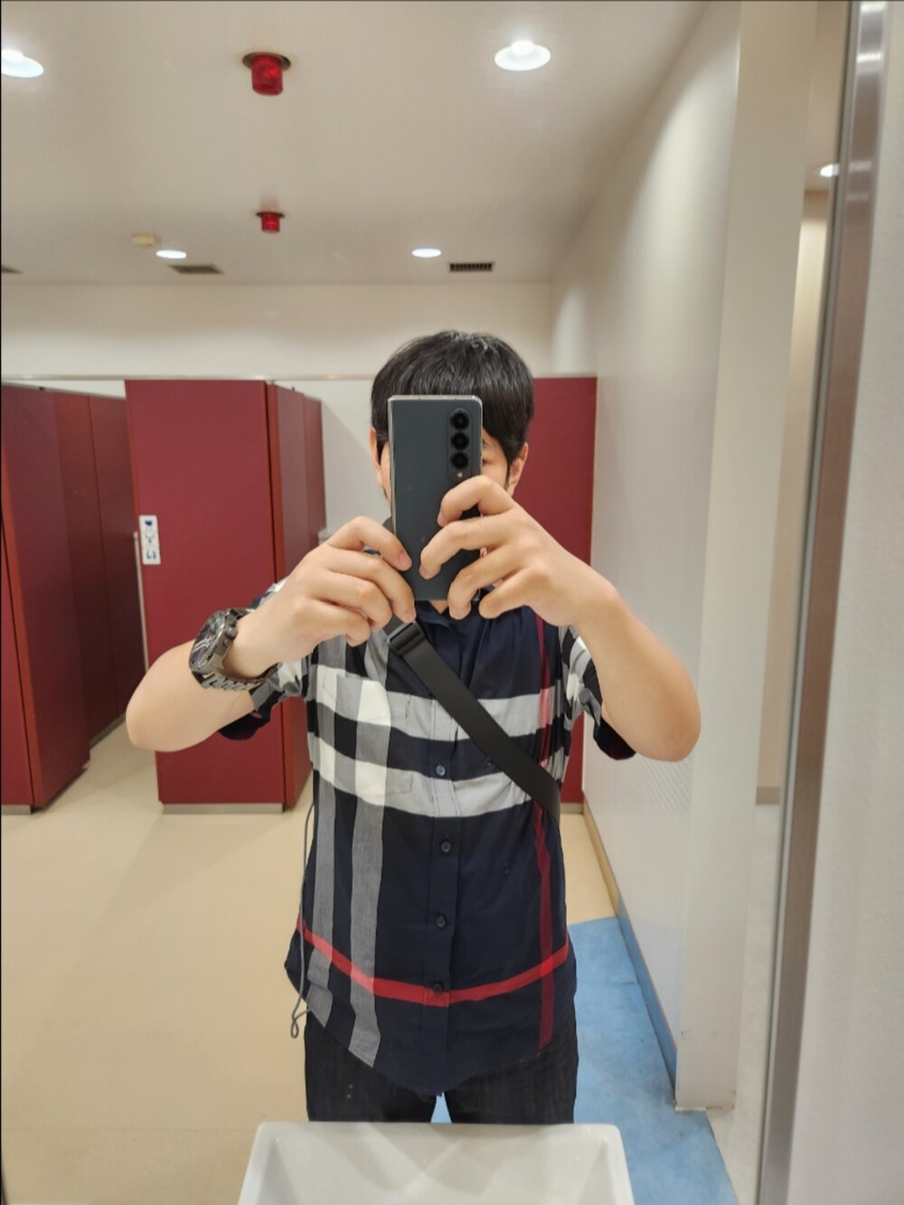 「バーバリー、リーバイス、Y-3、シャツコーデ、ネッククーラー、夏コーデ」｜「Levi'sのアイテム（デニムパンツ、ブルー系）」を使った、akkunn_akkunnさん（メンズ・180cm）の夏コーディネートの2枚目の写真