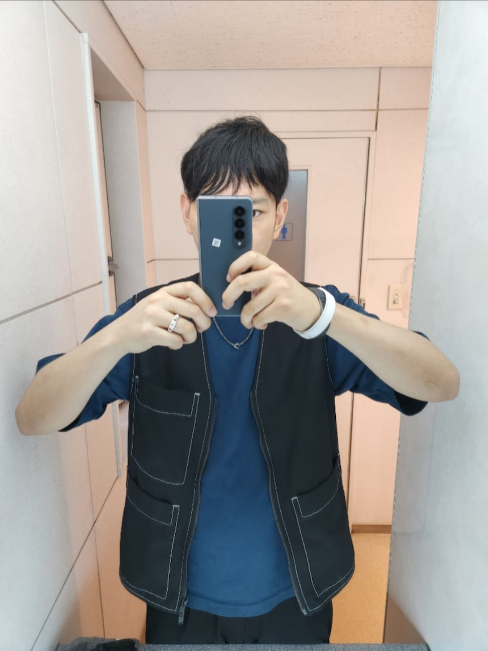 「ZARA、ユニクロ、コンバース、夏コーデ、コントラストトップステッチベスト、エアリズムコットンオーバーサイズTシャツ(５分袖)、タックワイドパンツ、CX-PRO SK SIDEGORE HI、COMBI CHAIN NECKLACE、ベスト、夏ルックで気分アップ」｜「ZARAのアイテム（ベスト、ブラック系）」を使った、akkunn_akkunnさん（メンズ・180cm）の夏コーディネートの2枚目の写真