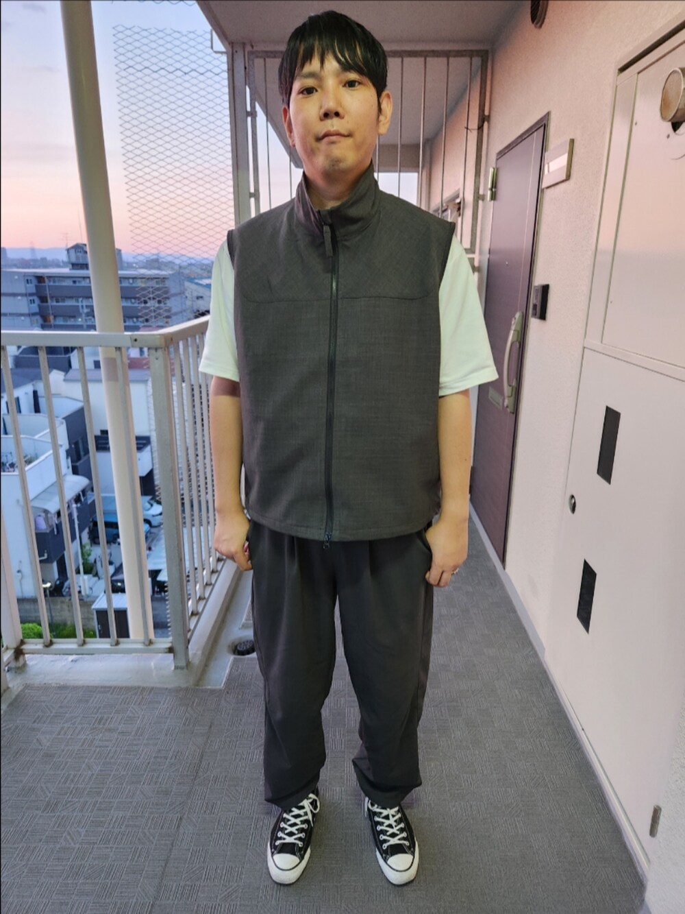 「フリークスストア、ユニクロ、コンバース、夏コーデ、初夏コーデ、LINEN LIKE VEST、エアリズムコットンオーバーサイズTシャツ(５分袖)、LINEN LIKE EASY PT、ALLSTAR J HI、セットアップ、テック系」｜「FREAK'S STOREのアイテム（ベスト、グレー系）」を使った、akkunn_akkunnさん（メンズ・180cm）の春コーディネートの3枚目の写真