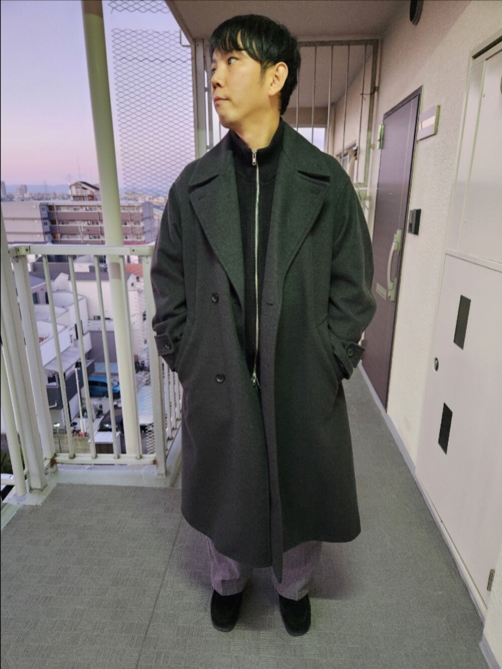 「WYM、GU、冬コーデ、WRAP COAT、ドライバーズニット、起毛バギースラックス、リアルレザーモカシンシューズ、コート、襟×ジップ、明けましておめでとうございます」｜「WYM LIDNMの【WYM LIDNM】SMOOTH MELANGE WRAP COAT（その他アウター、グレー系）」を使った、akkunn_akkunnさん（メンズ・180cm）の冬コーディネートの2枚目の写真