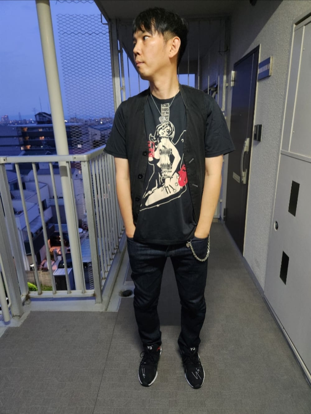 「マリテフランソワジルボー、ヒステリックグラマー、リーバイスMade&Crafted、Y-3、夏コーデ、ジレ、STONES LOVES GUITAR GIRL Tシャツ、511MADE IN JAPAN、FYW S-97、ピック型ネックレス、ウォレットチェーン、ヒステリックグラマーは憧れ」｜「MARITHE + FRANCOIS GIRBAUDのアイテム（ベスト、ブラック系）」を使った、akkunn_akkunnさん（メンズ・180cm）の春コーディネートの2枚目の写真