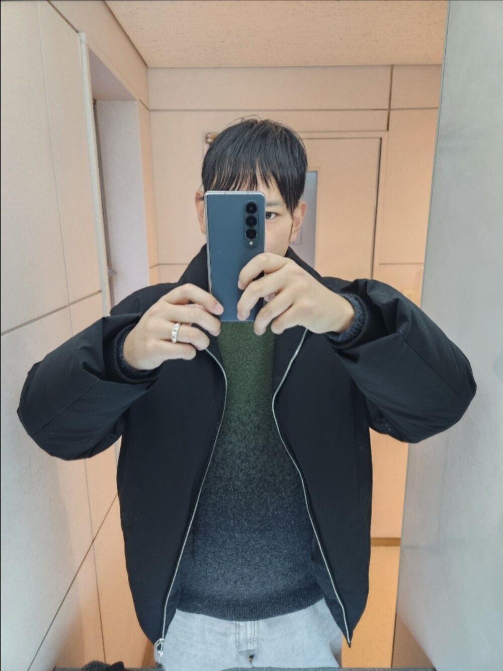「WYM、ユニクロ、GU、コンバース、冬コーデ、HEAT FIBER PADDED JACKET、スフレヤーングラデーションクルーネックセーター、バレルレッグジーンズ、TREKWAVE CS HI、グラデーションセーター、立体裁断、ユニクロ×JWアンダーソン」｜「WYM LIDNMのMETAL ZIP MINIMAL HEAT FIBER DOWN（ダウンジャケット/コート、ブラック系）」を使った、akkunn_akkunnさん（メンズ・180cm）の冬コーディネートの2枚目の写真