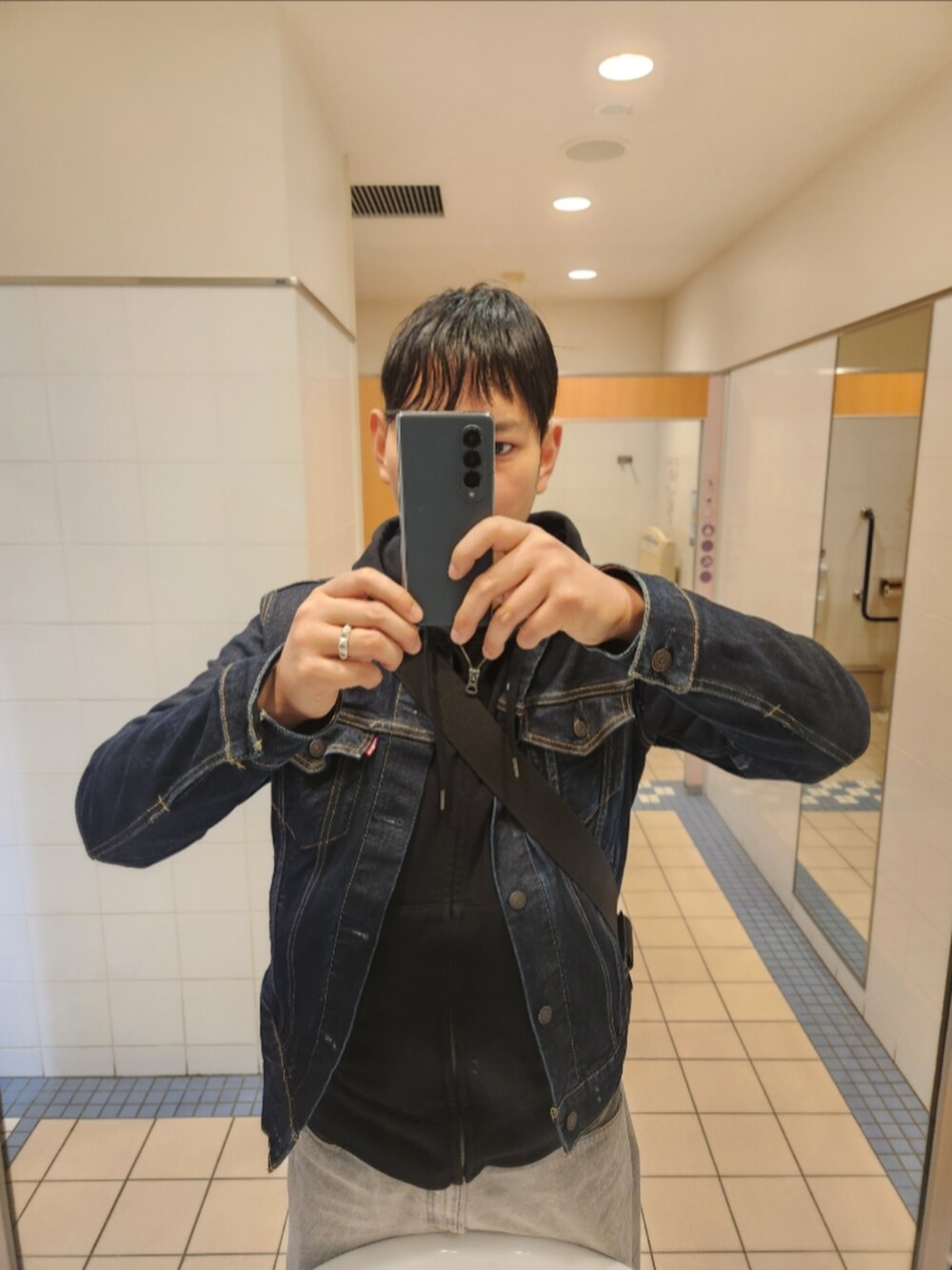 「リーバイス、ユニクロ、GU、コンバース、春コーデ、RINSE STRETCH TRUCKER、スウェットフルジップパーカー、バレルレッグジーンズ、TREKWAVE CS HI、ウインドウショッピング、イオンモールまで」｜「Levi'sのアイテム（デニムジャケット、ブルー系）」を使った、akkunn_akkunnさん（メンズ・180cm）の春コーディネートの2枚目の写真