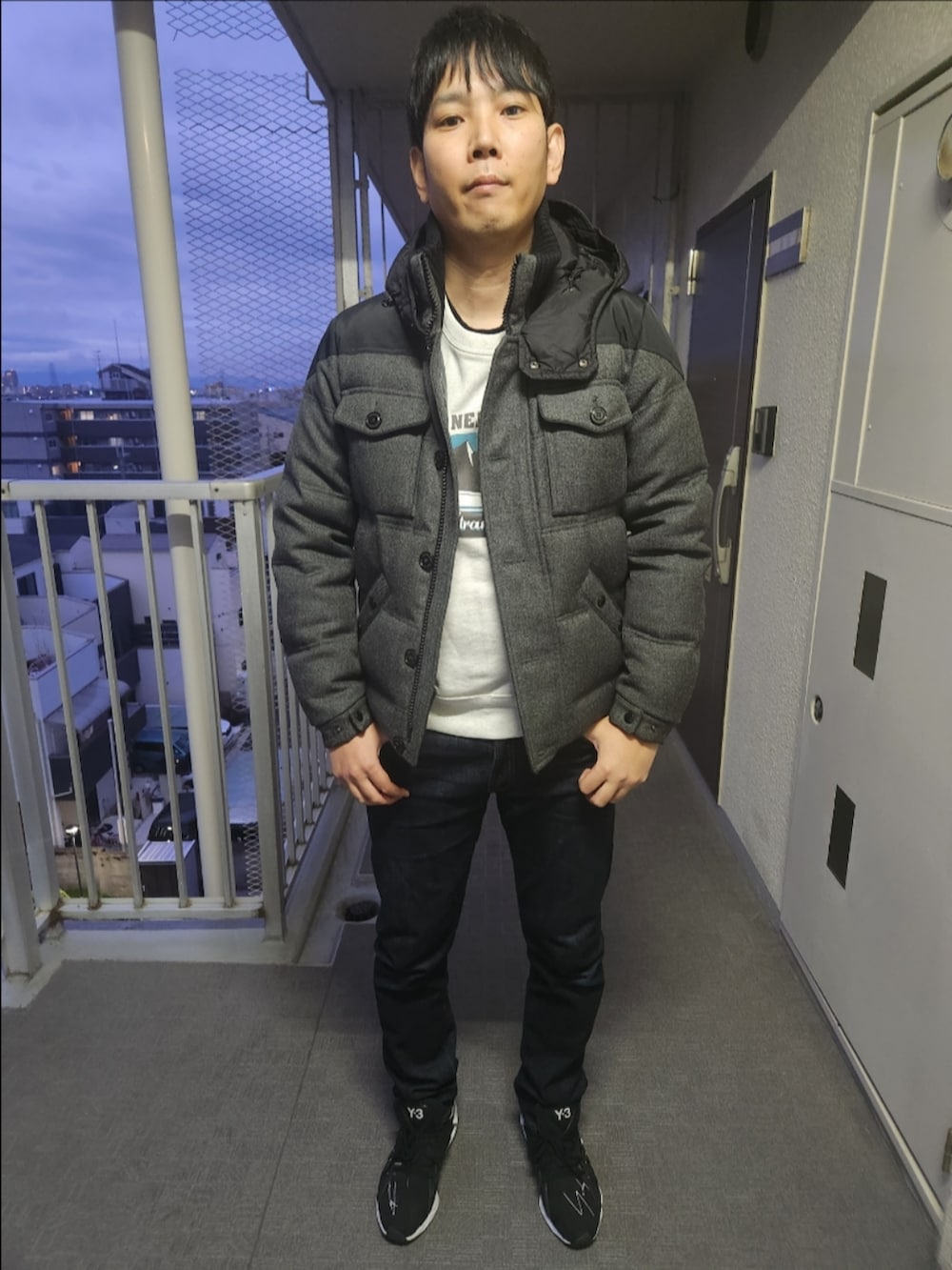 「モンクレール、ウルトラマン、リーバイスMade&Crafted、Y-3、冬コーデ、ダウン、スウェット、冬を彩る色いろコーデ」｜「MONCLERのアイテム（ダウンジャケット/コート、グレー系）」を使った、akkunn_akkunnさん（メンズ・180cm）の冬コーディネートの3枚目の写真