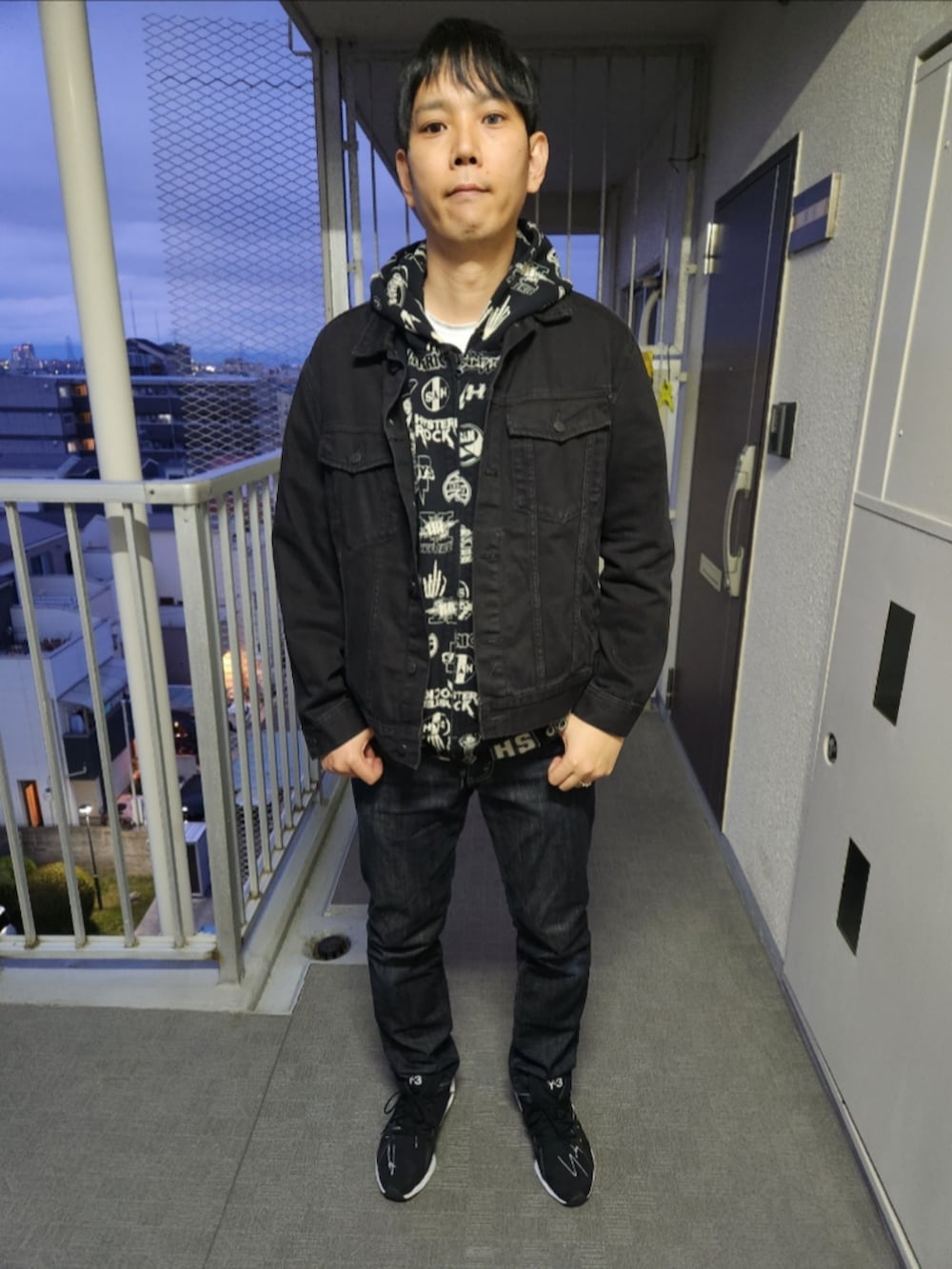 「H&M、ヒステリックグラマー、リーバイス、Y-3、春コーデ、Gジャン、REBEL ROCK柄パーカー、511リジット、FYW S-97、Gジャン×パーカー、寄り添う正解、春めき満開コーデ」｜「H&Mのアイテム（デニムジャケット、ブラック系）」を使った、akkunn_akkunnさん（メンズ・180cm）の春コーディネートの3枚目の写真