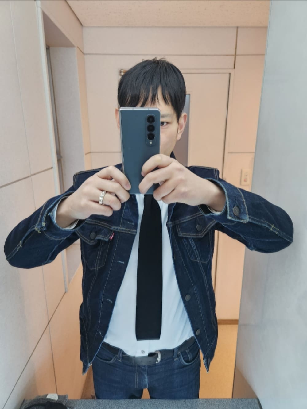 「リーバイス、シャツハウス、お父さんのニットタイ、リーバイスMade&Crafted、コンバース、春コーデ、RINSE STRETCH TRUCKER、シャツ、ニットタイ、511MADE IN JAPAN、CT70、デニムonデニム、シャツイン、タイドアップ」｜「Levi'sのアイテム（デニムジャケット、ブルー系）」を使った、akkunn_akkunnさん（メンズ・180cm）の春コーディネートの2枚目の写真