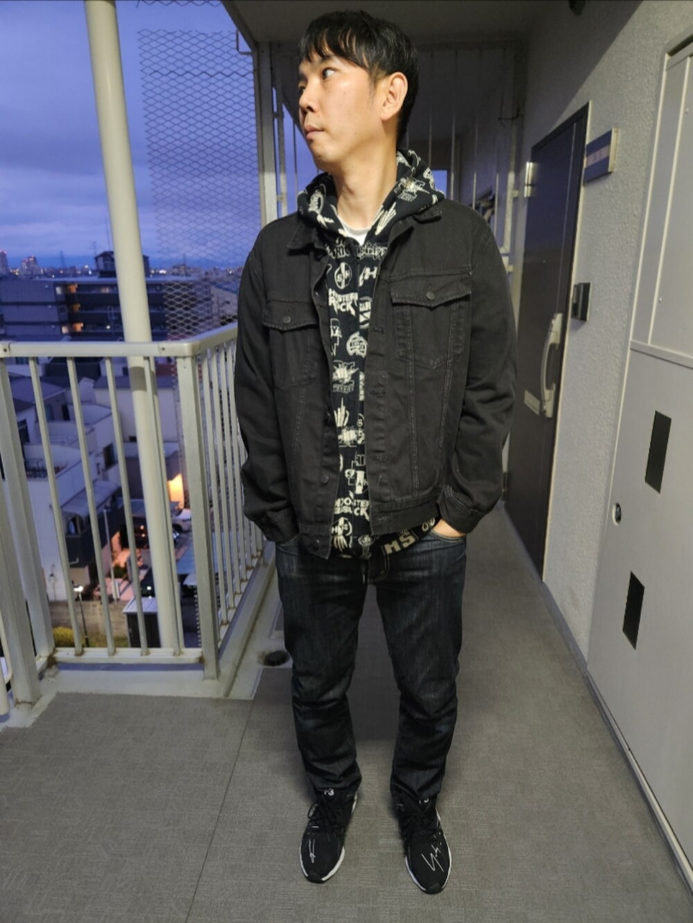 「H&M、ヒステリックグラマー、リーバイス、Y-3、春コーデ、Gジャン、REBEL ROCK柄パーカー、511リジット、FYW S-97、Gジャン×パーカー、寄り添う正解、春めき満開コーデ」｜「H&Mのアイテム（デニムジャケット、ブラック系）」を使った、akkunn_akkunnさん（メンズ・180cm）の春コーディネートの2枚目の写真