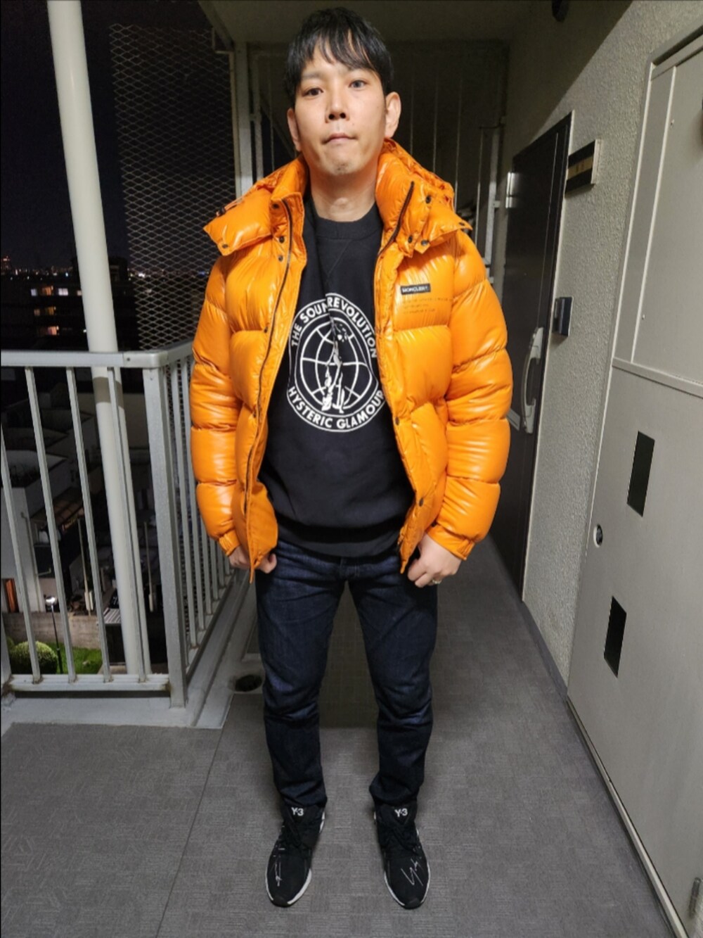 「モンクレールフラグメント、ヒステリックグラマー、リーバイスMade&Crafted、Y-3、冬コーデ、HANRIOT、SOUND REVOLUTIONオーバーサイズスウェット、511MADE IN JAPAN、FYW S-97、パプリカ、わら、オレンジ」｜「MONCLER GENIUSのアイテム（ダウンジャケット/コート、オレンジ系）」を使った、akkunn_akkunnさん（メンズ・180cm）の冬コーディネートの3枚目の写真