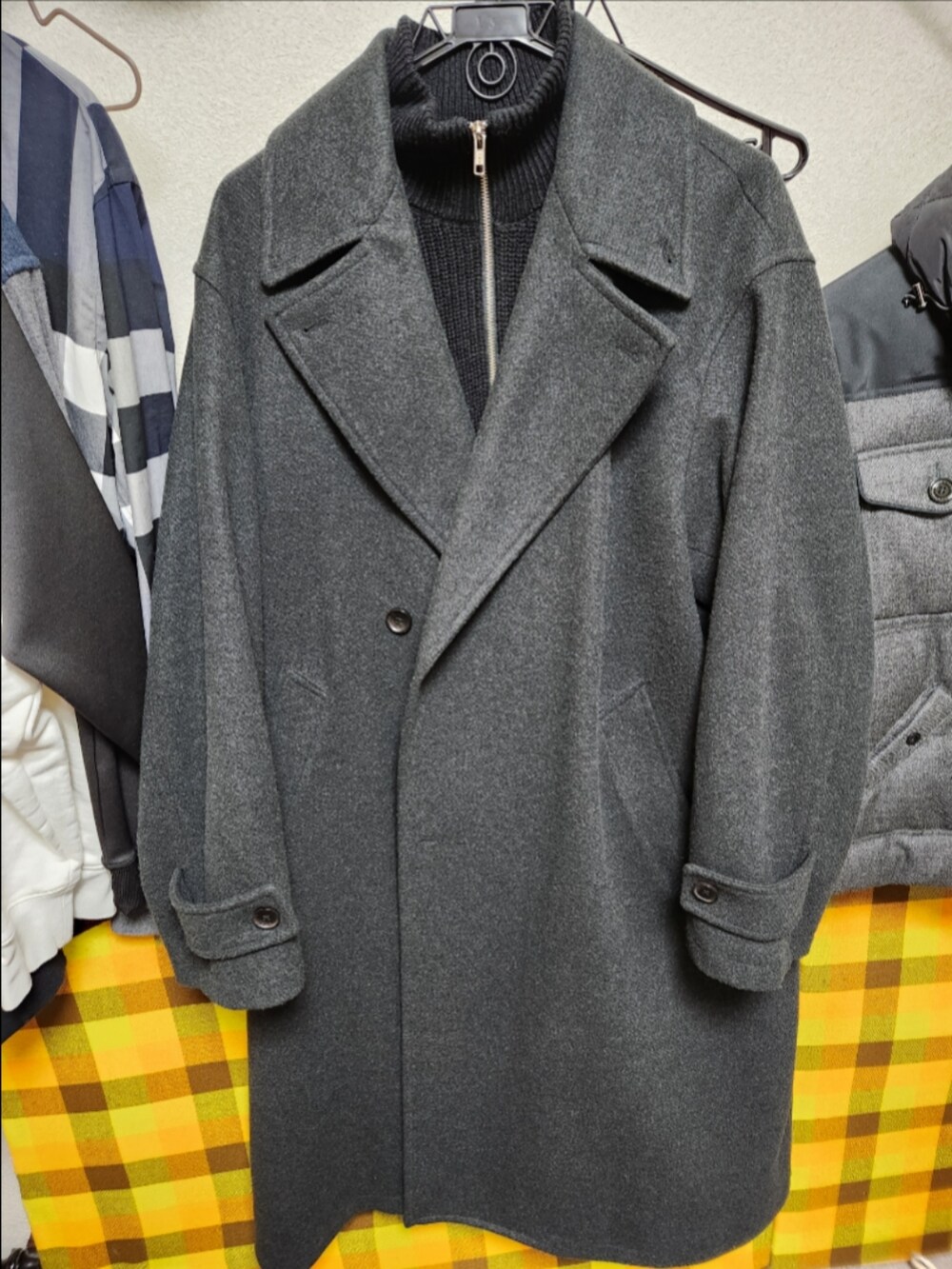 「WYM、GU、冬コーデ、WRAP COAT、ドライバーズニット、起毛バギースラックス、リアルレザーモカシンシューズ、コート、襟×ジップ、明けましておめでとうございます」｜「WYM LIDNMの【WYM LIDNM】SMOOTH MELANGE WRAP COAT（その他アウター、グレー系）」を使った、akkunn_akkunnさん（メンズ・180cm）の冬コーディネートの4枚目の写真
