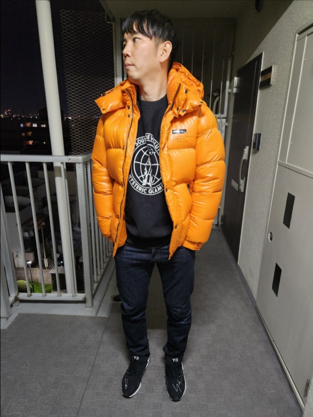 「モンクレールフラグメント、ヒステリックグラマー、リーバイスMade&Crafted、Y-3、冬コーデ、HANRIOT、SOUND REVOLUTIONオーバーサイズスウェット、511MADE IN JAPAN、FYW S-97、パプリカ、わら、オレンジ」｜「MONCLER GENIUSのアイテム（ダウンジャケット/コート、オレンジ系）」を使った、akkunn_akkunnさん（メンズ・180cm）の冬コーディネートの2枚目の写真