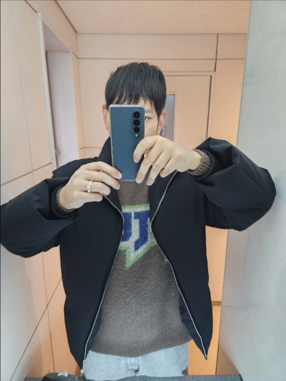 「WYM、ヒステリックグラマー、GU、コンバース、冬コーデ、HEAT FIBER PADDED JACKET、MAIDEN LOGOジャガードセーター、バレルレッグジーンズ、TREKWAVE CS HI、ブラウン、セーター、立体裁断、厚底」｜「WYM LIDNMのMETAL ZIP MINIMAL HEAT FIBER DOWN（ダウンジャケット/コート、ブラック系）」を使った、akkunn_akkunnさん（メンズ・180cm）の冬コーディネートの2枚目の写真
