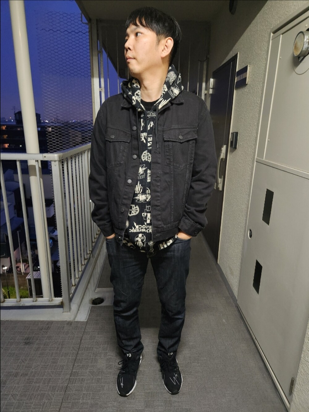 「H&M、ヒステリックグラマー、リーバイス、Y-3、春コーデ、Gジャン、REBEL ROCK柄パーカー、FYW S-97、デニムonデニム」｜「H&Mのアイテム（デニムジャケット、ブラック系）」を使った、akkunn_akkunnさん（メンズ・180cm）の春コーディネートの2枚目の写真