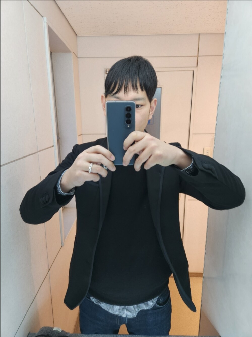 「BEAMSのアイテム（テーラードジャケット、ブラック系）」を使った、akkunn_akkunnさん（メンズ・180cm）の春コーディネートの2枚目の写真
